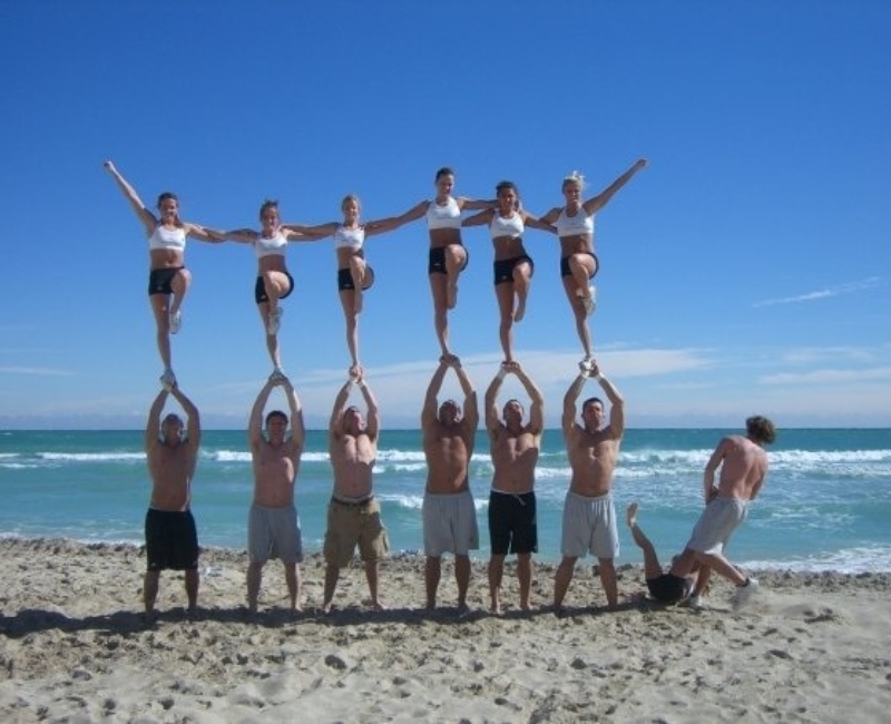 Old College Cheer Squad | Imgur.com/rXji0eQ