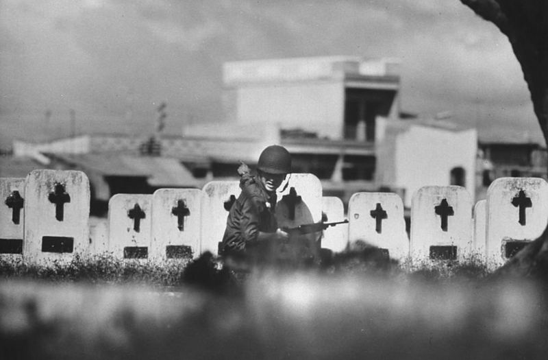 Soldado Encontra Esconderijo dos Vietcongues | Getty Images Photo by John Olson