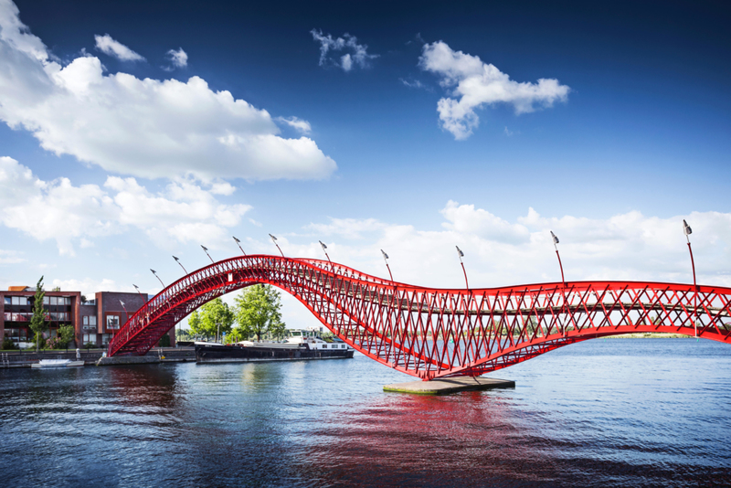 Python Bridge, Amsterdã, Holanda | Alamy Stock Photo by Sebastian Grote/mauritius images GmbH