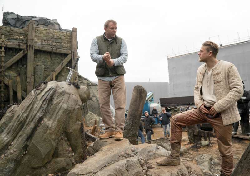 Charlie Hunnam en “El rey Arturo: la leyenda de la espada” | Alamy Stock Photo by Atlaspix