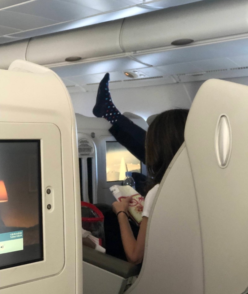 Airplane Yoga | Imgur.com/YAr0CWF