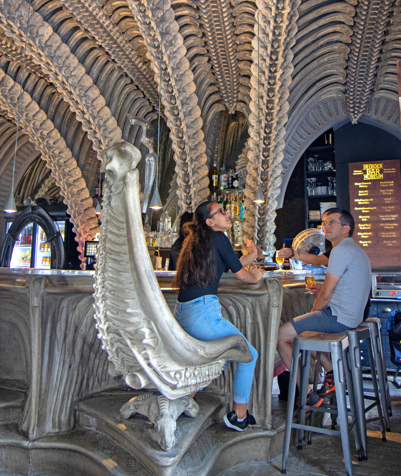 Die Schweizer HR Giger Museumsbar in Gruyeres | Alamy Stock Photo by Andrew Bain 