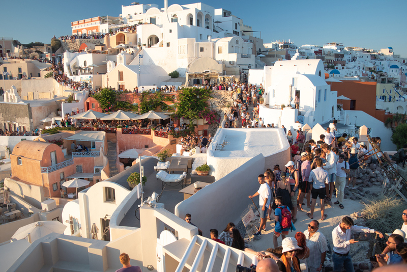 Die Insel Santorini mit ihren Höhen und Tiefen | Shutterstock Photo by Grumpy Cow Studios