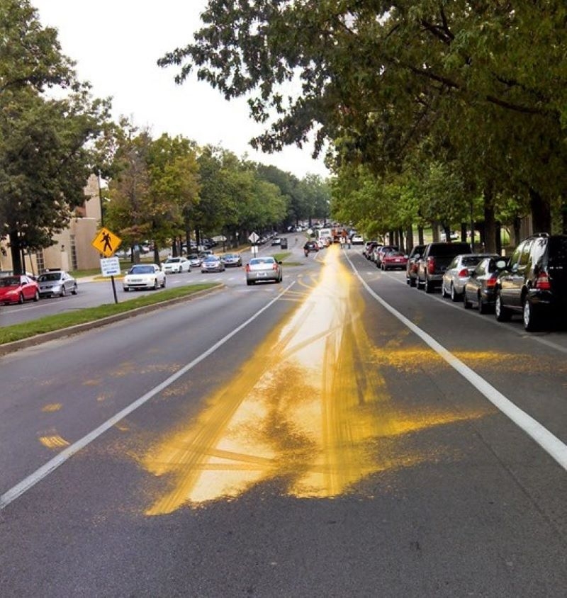 La carretera de cemento amarillo | Imgur.com/KA3eYgg