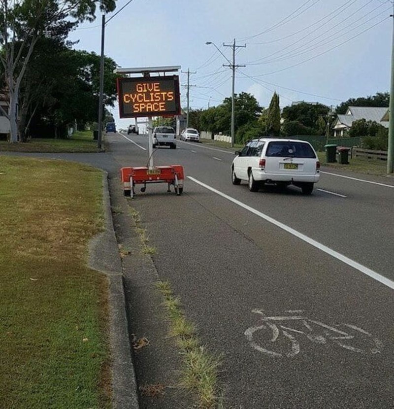 Mantente alejado del carril bici | Imgur.com/eyci39t