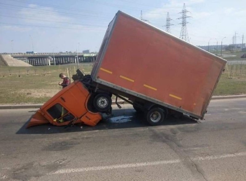 Un bache en el camino | Imgur.com/HOujtoN