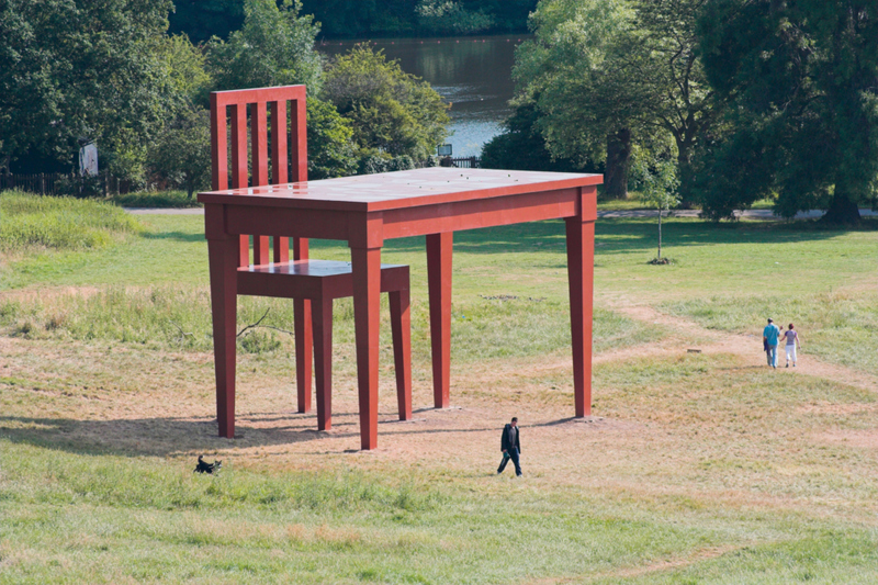 Silla y mesa gigantes. ¿Reales o no? | Alamy Stock Photo by DBURKE