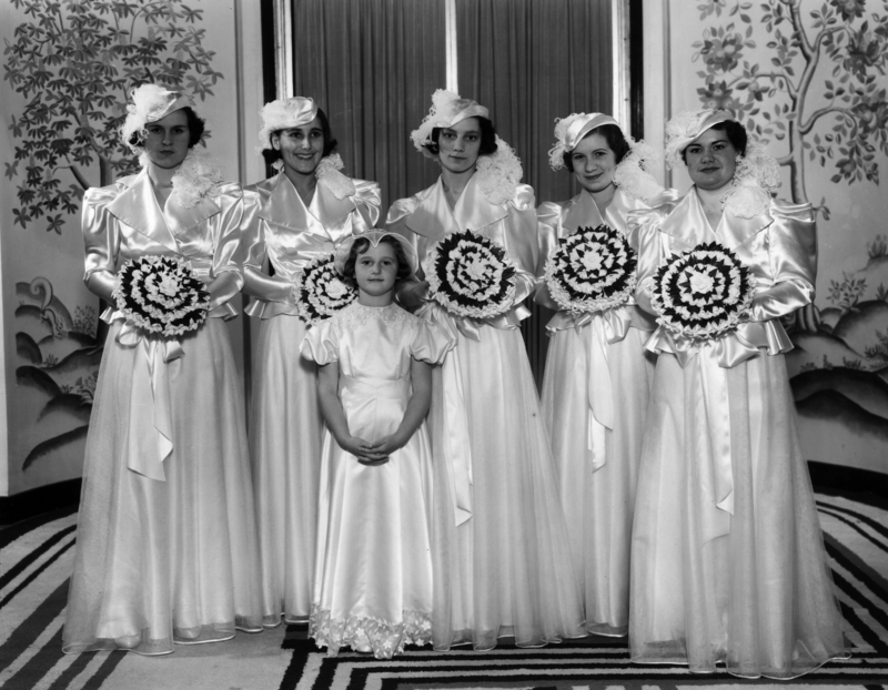 Reflektierende Westen oder Brautjungefernkleider? | Getty Images Photo by Sasha/Hulton Archive