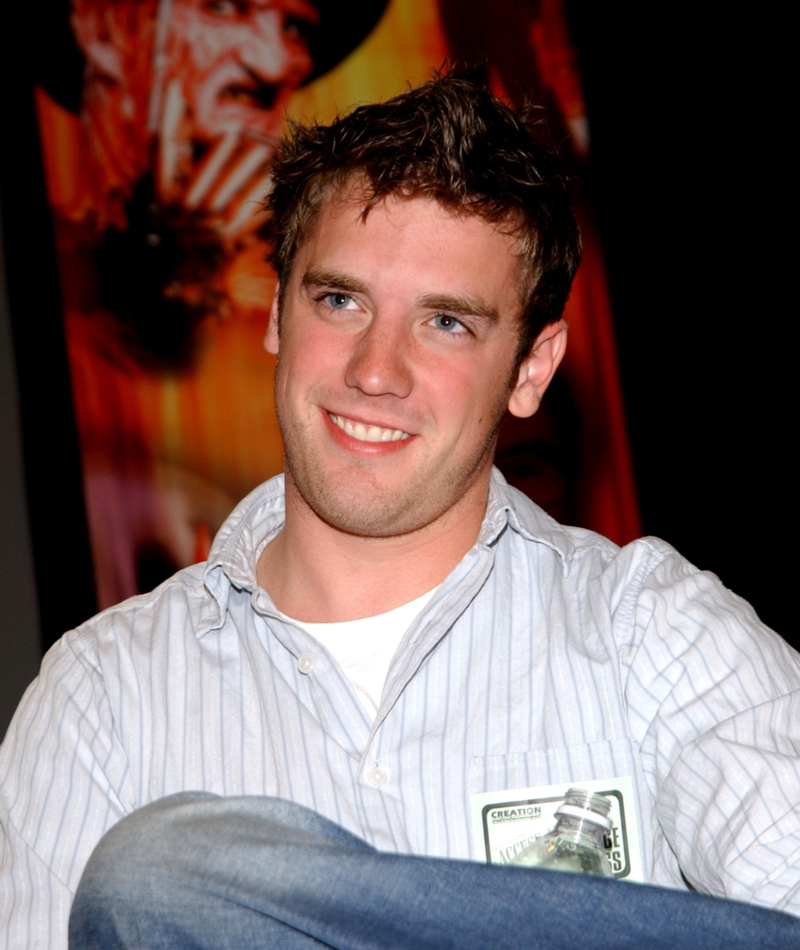 Bret Harrison als Charlie Richardson | Getty Images Photo by Michael Schwartz/WireImage