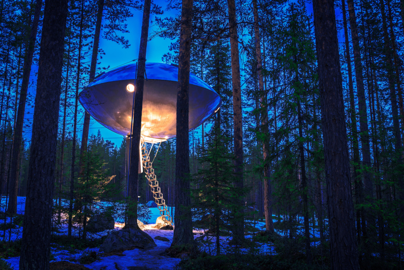 Keine Sorge, es ist ein Baumhotel und kein UFO | Alamy Stock Photo by Ragnar Th Sigurdsson/ARCTIC IMAGES