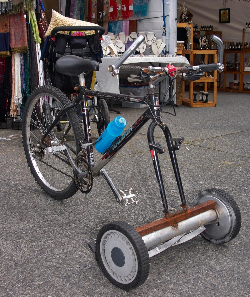 Bicicleta com cortador de grama | Alamy Stock Photo by PMac Imagery