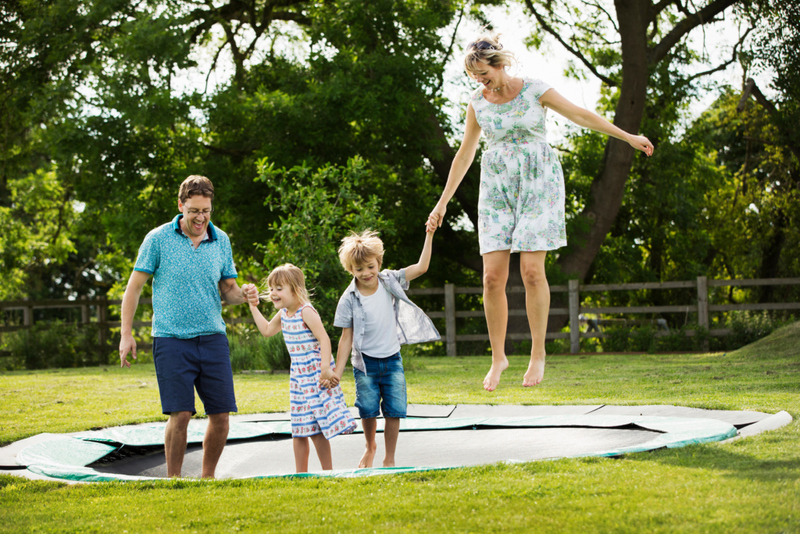 Trampolim ou piscina? | Alamy Stock Photo by Mint Images Limited