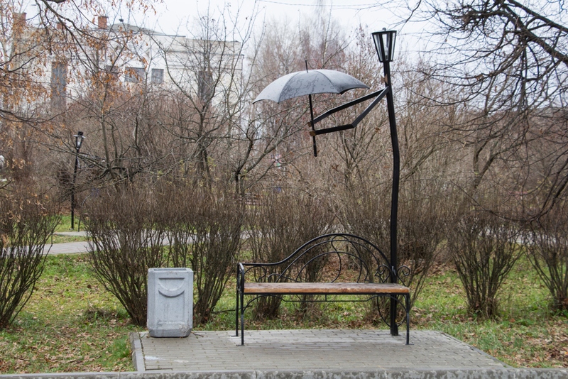 Poste de iluminação com abrigo de chuva | Shutterstock