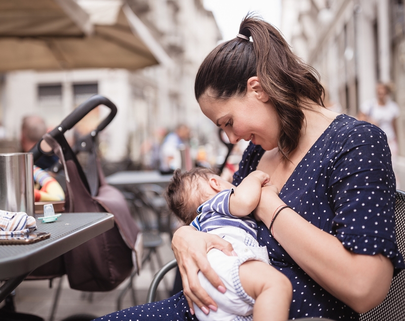 La importancia de normalizar la lactancia materna en público | Getty Images Photo by NoSystem images