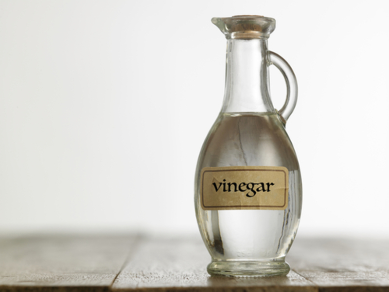 Herbicida con vinagre blanco | Shutterstock