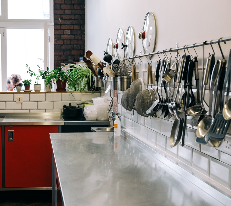 Utensílios De Cozinha Em Excesso | Shutterstock Photo by Wirestock Creators