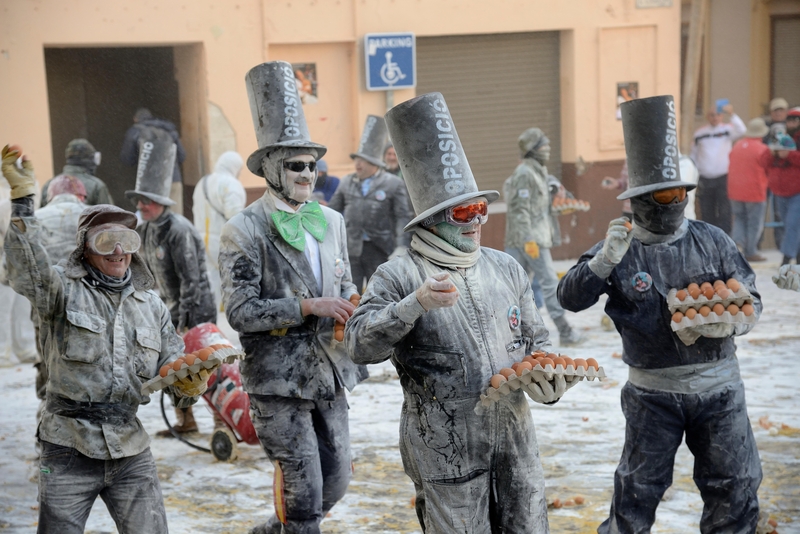 Els Enfarinats Festival Flour Fight – Spain | Alamy Stock Photo by imageBROKER GmbH & Co. KG/Fabian von Poser