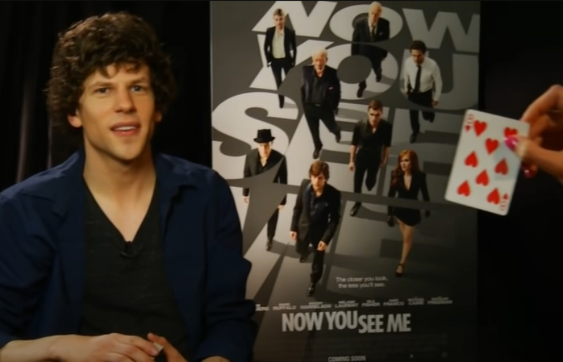 Jesse Eisenberg’s Strange Attempt at Flirting Goes Viral | Movie Shot/Youtube/@univisionnoticias