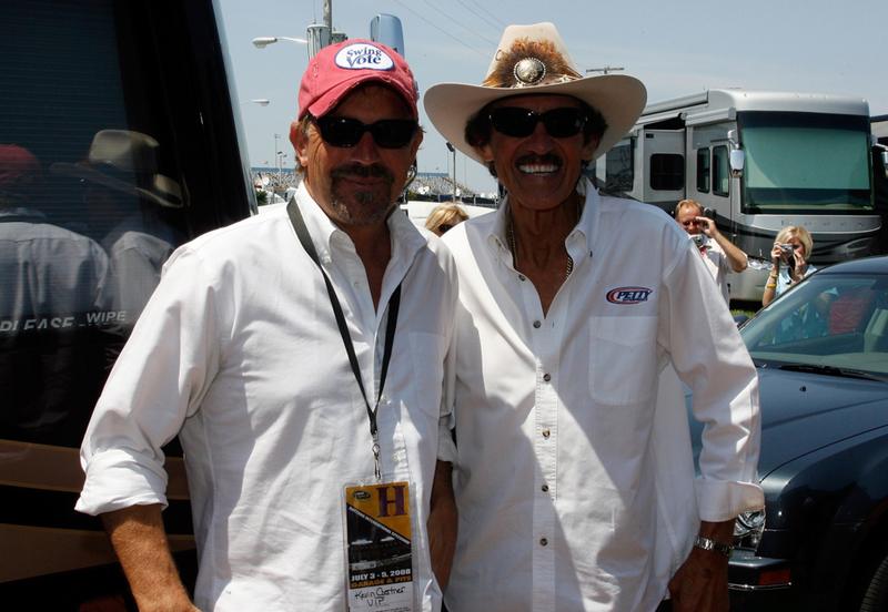 Un honor NASCAR | Getty Images Photo by Geoff Burke