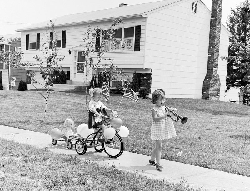 Kids Outside Unsupervised | Alamy Stock Photo by ClassicStock/H.ARMSTRONG ROBERTS