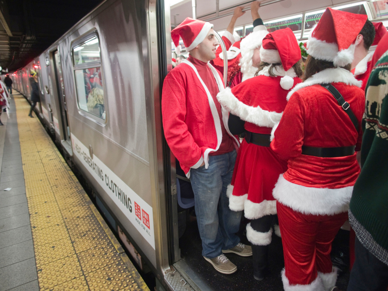 Papás Noel por todas partes | Alamy Stock Photo