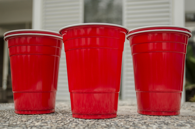 Die Linien auf einem Plastikeinwegbecher | Shutterstock