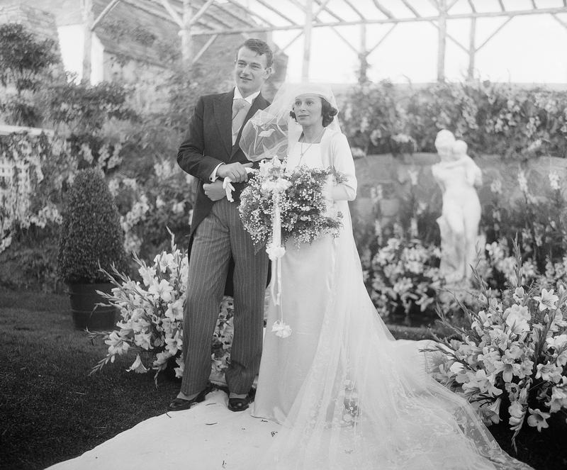 John Wayne y Josephine Saenz | Getty Images Photo by Bettmann