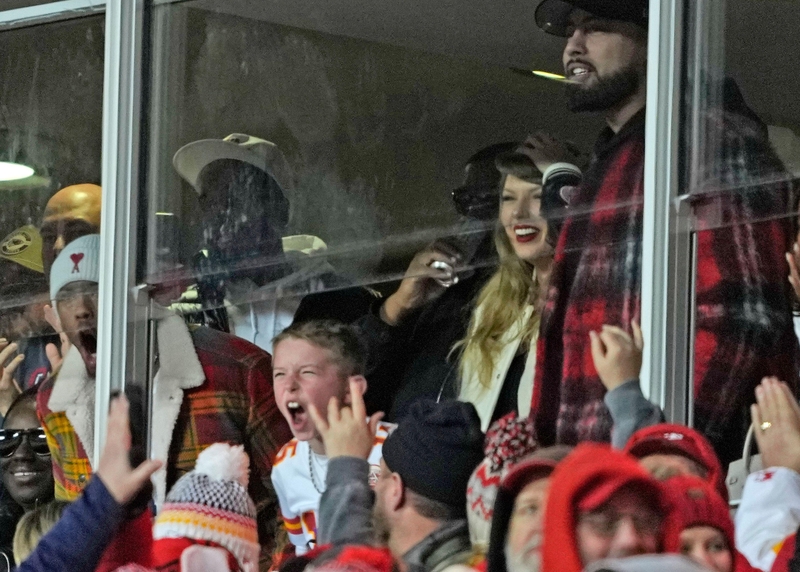 Taylor and Travis Celebrate New Year’s Eve | Alamy Stock Photo by Jon Robichaud/UPI