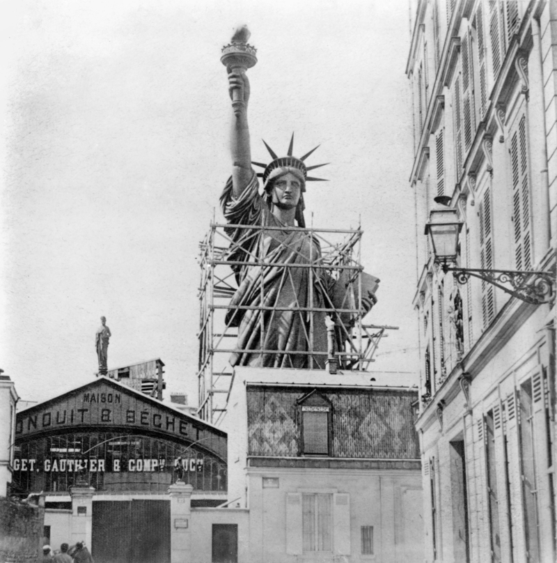 Die Freiheitsstatue, als sie noch in Paris stand und mit Kupfer überzogen war | Alamy Stock Photo by GRANGER - Historical Picture Archive