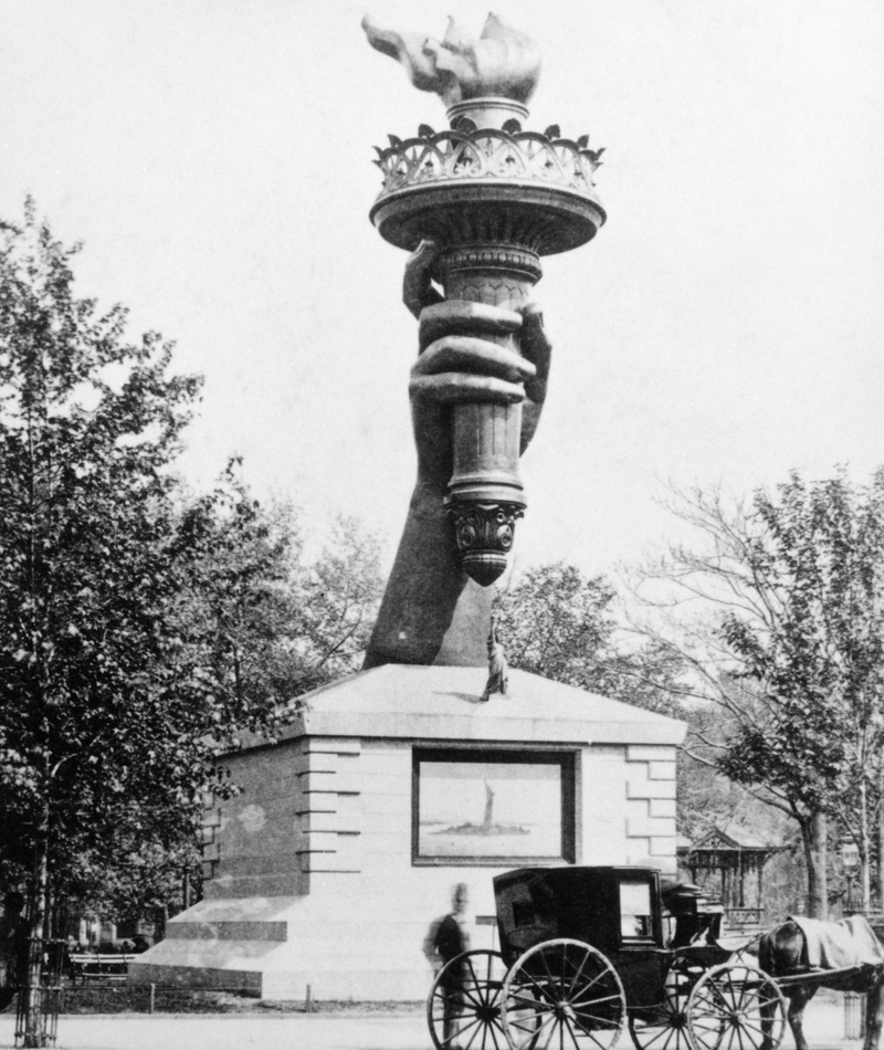 Der Arm und die Fackel der Freiheitsstatue | Alamy Stock Photo by ClassicStock /H. ARMSTRONG ROBERTS