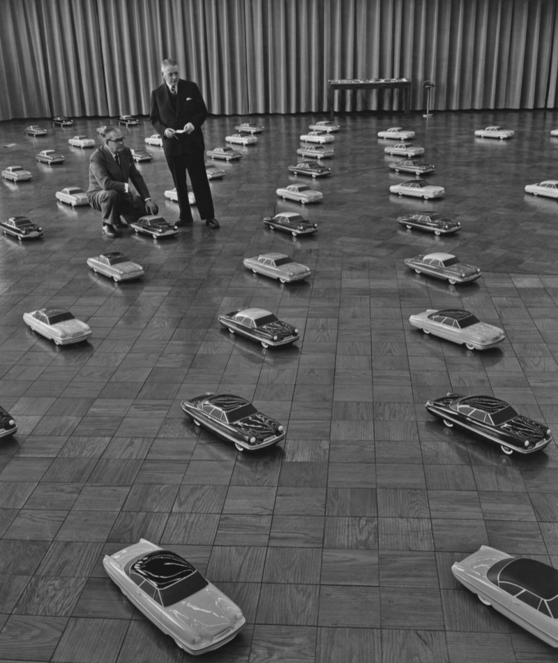 Dieses Bild von Ford-Führungskräften bei der Auswahl der Farben für ihre Autos im Jahr 1953 | Getty Images Photo by FPG