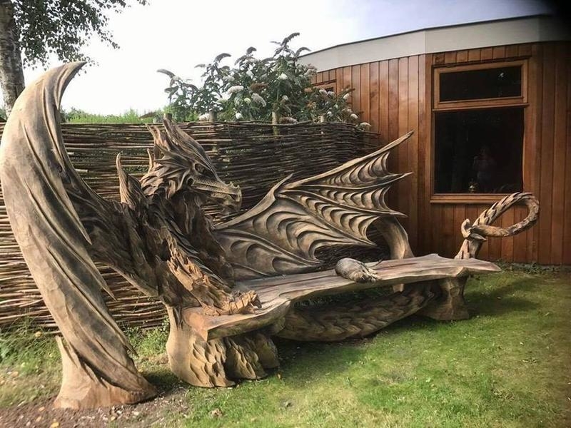 Diese erstaunliche Drachenbank aus Holz | Facebook/@igor.loskutow