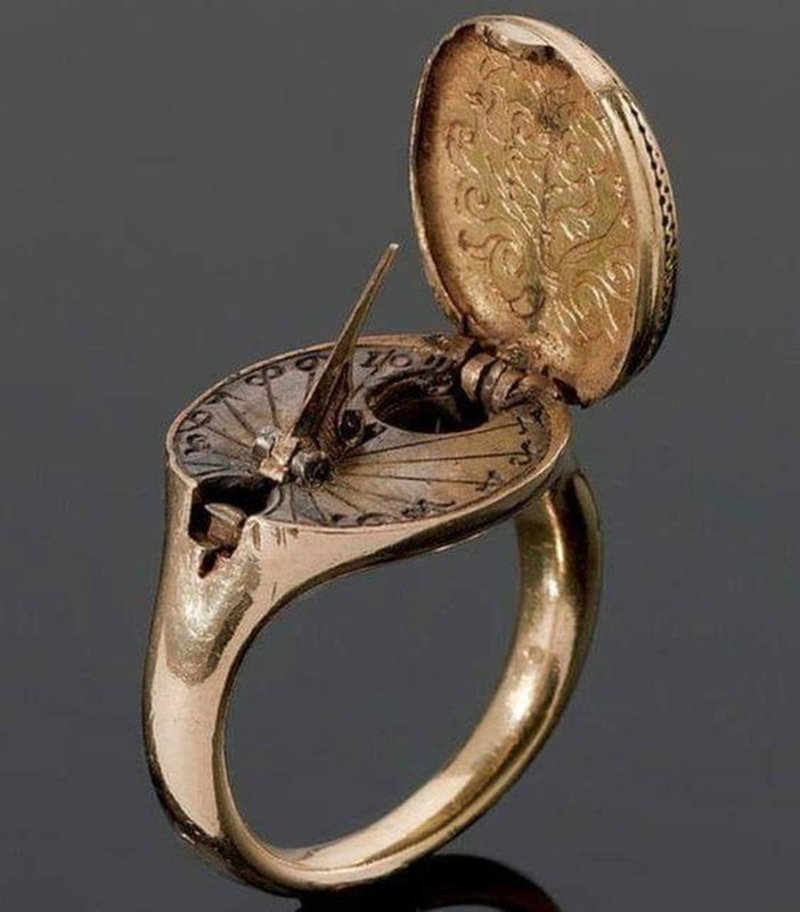 Dieser Goldring aus dem 16. Jahrhundert zeigt eine Sonnenuhr und einen Kompass | Imgur.com/tHbaz1I