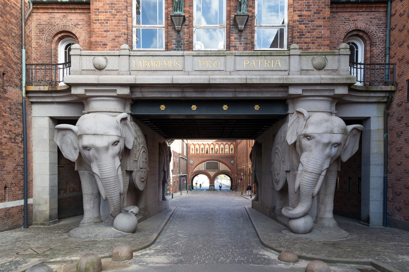 Das Elefantentor in Kopenhagen, geschmückt mit Symbolen, die bis zum heutigen Tag erhalten geblieben sind | Alamy Stock Photo by Oliver Förstner