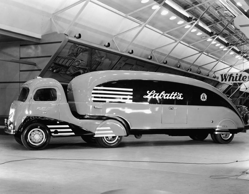 Dieser Lastwagen aus dem Jahr 1947, der Bier durch Großbritannien transportierte | Getty Images Photo by Hulton Archive