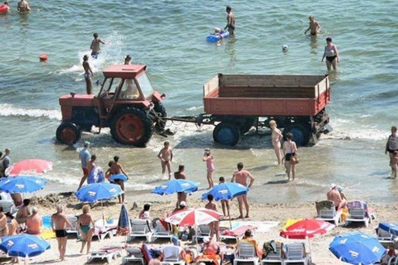 The Rare and Mysterious Beach Tractor | Photo by izismile.com