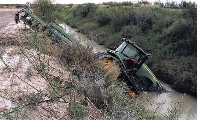 That's Not Where a Tractor Goes | Photo by izismile.com