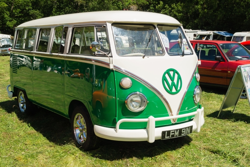 Volkswagen Type 2 de 1967 | Alamy Stock Photo by David Pimborough