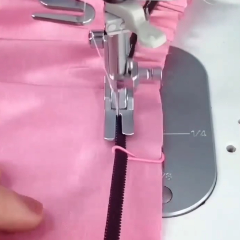 Use Paper Clips to Sew With Precision | Instagram/@khayati_khanomfatemeh3