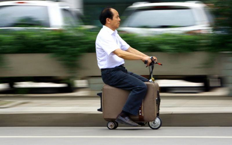 Maleta electrónica (electronic luggage bag) | Alamy Stock Photo by Imaginechina Limited