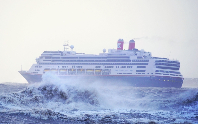 Dodging the Illusive Rogue Wave | Alamy Stock Photo by PA Images/Peter Byrne